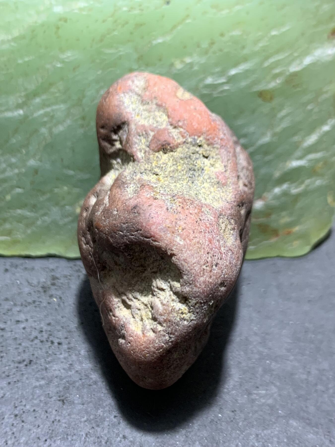 精美开窗帘紫罗兰，红皮南红玛瑙原石一颗，