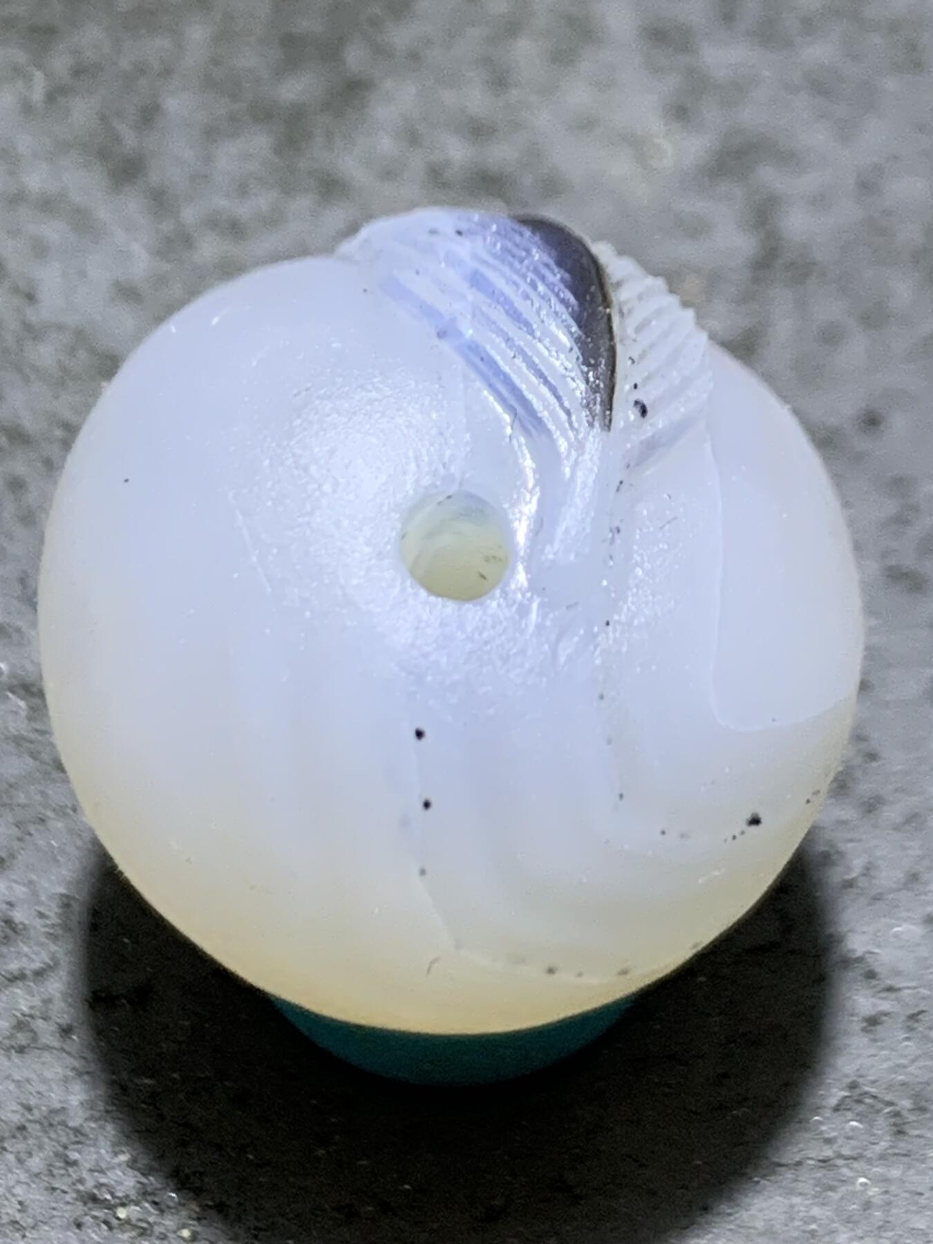 精美高玉化亚光海洋玉髓手工俏色巧雕羽毛2.0随形圆珠一个！