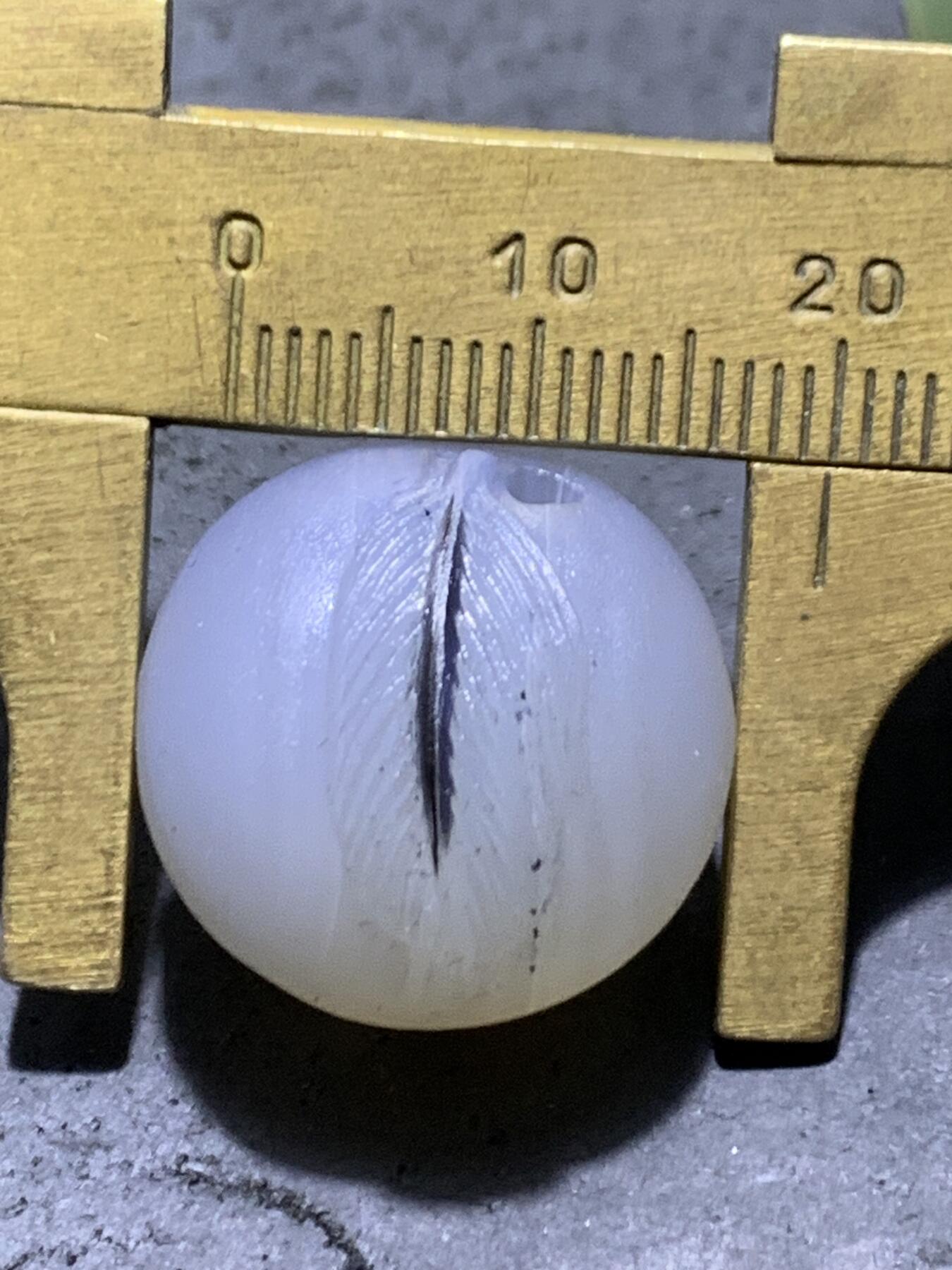 精美高玉化亚光海洋玉髓手工俏色巧雕羽毛2.0随形圆珠一个！