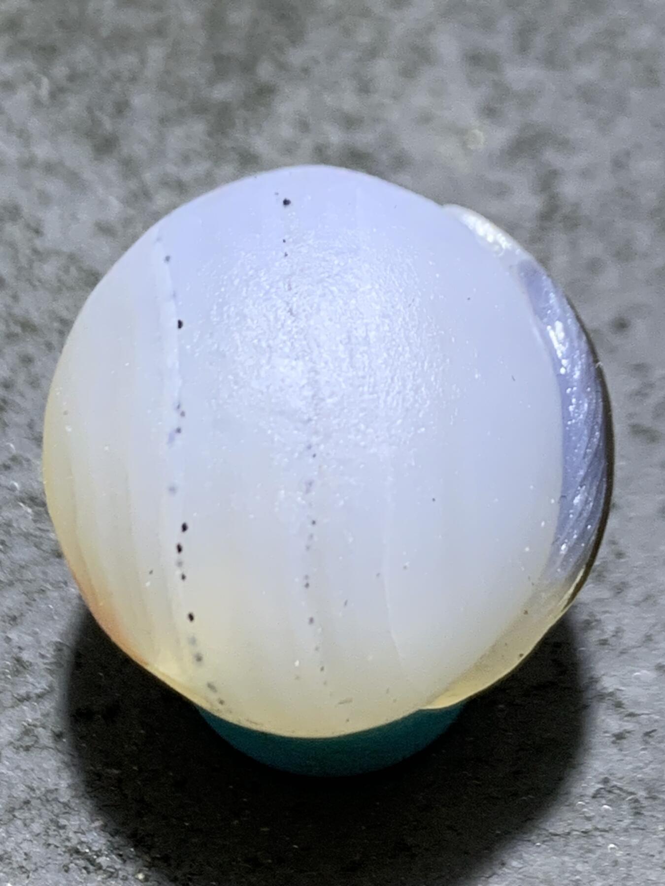 精美高玉化亚光海洋玉髓手工俏色巧雕羽毛2.0随形圆珠一个！