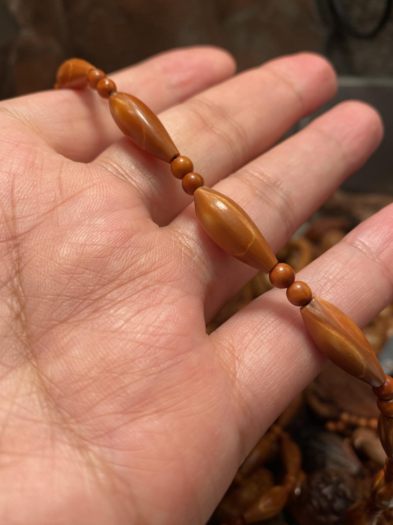 苏工核雕放漏价 客户回血苏工核雕微形小柳叶小脖挂，市场少见，尺寸0。75x2.0立体感十足喜欢的来，个别微水印