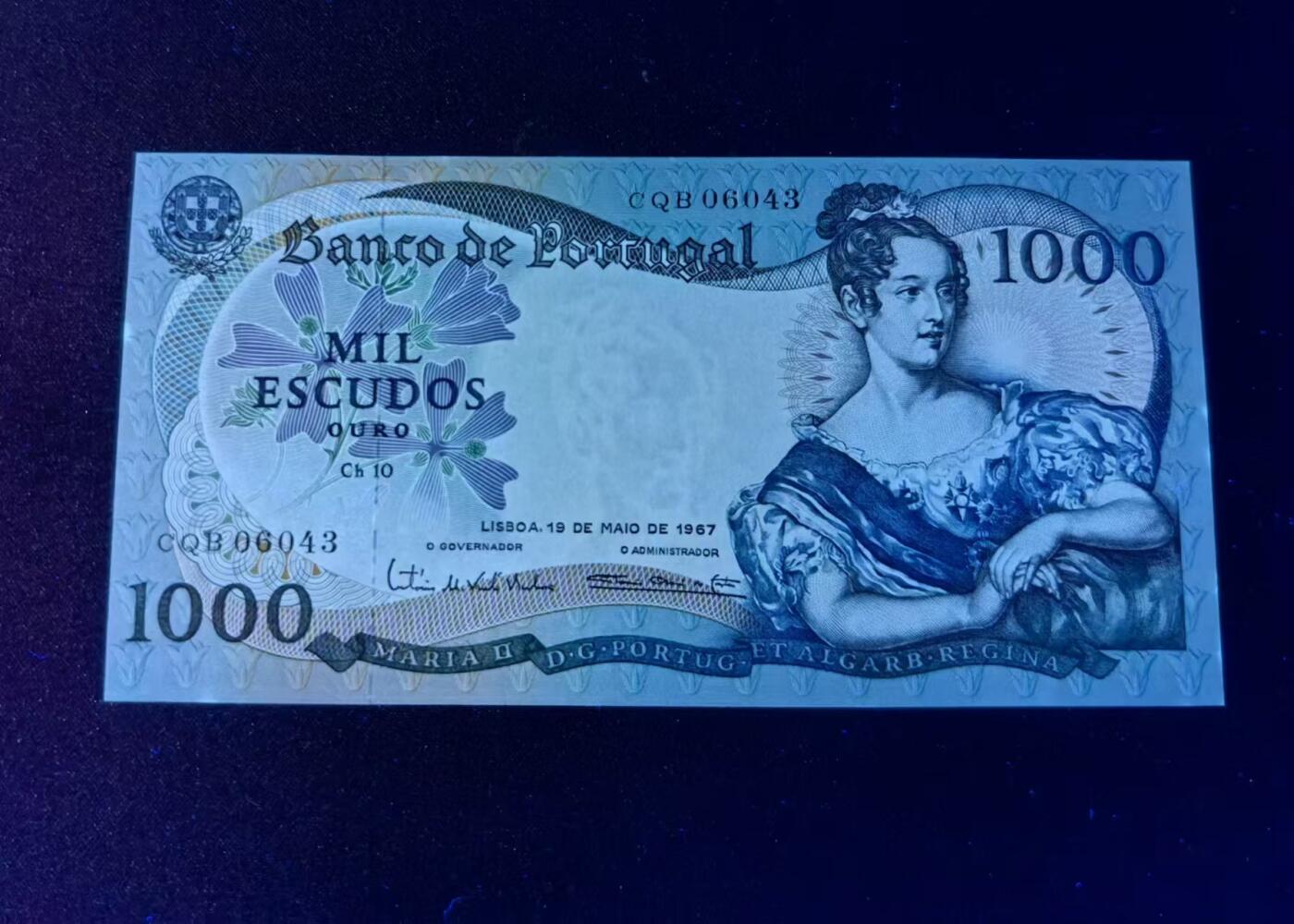《外钞收藏家》第四百一十九期 葡萄牙1967年500埃斯库多 全新品相，左右侧边有针尖大小的荧光斑