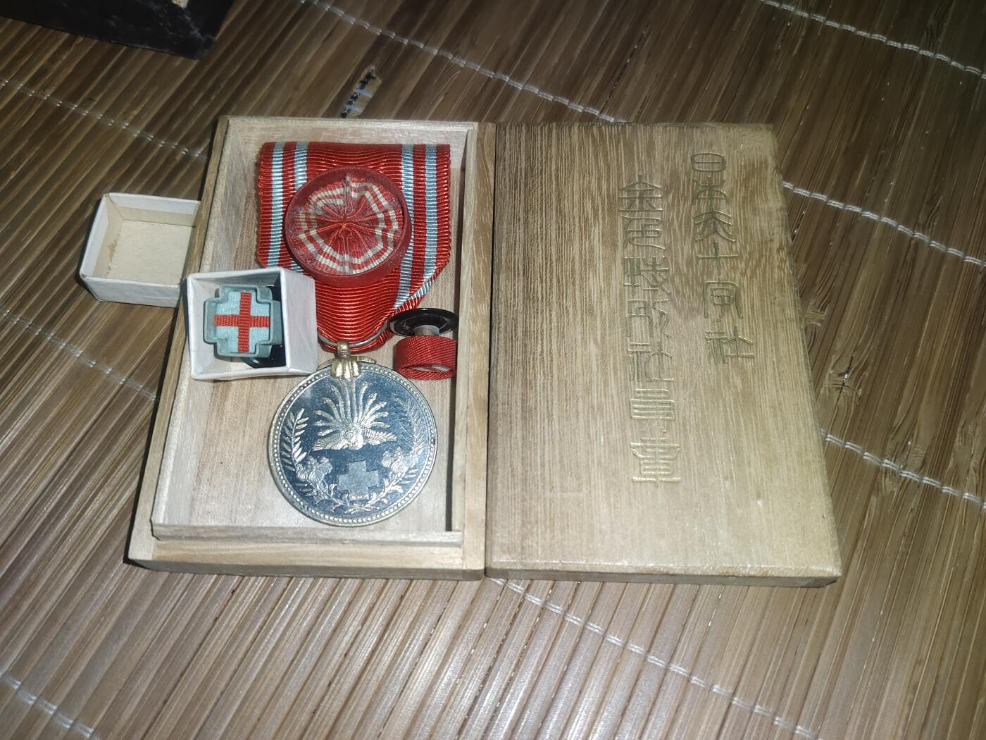 赤十字社特别会员章，金边版本