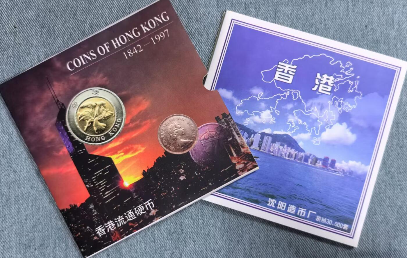 北京马甸外国币专卖微拍第126期，外国非贵金属纪念币，流通币专场，陆续上新，欢迎关注  沈阳造币厂组装发行香港女皇低冠，高冠，紫金花三个版流通币纪念册