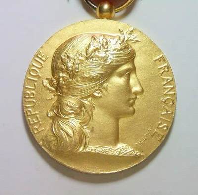 法国1900年前后女神头像高浮雕精制镀金大银章 带绶带 40MM 40.8克 - 法国1900年前后女神头像高浮雕精制镀金大银章 带绶带 40MM 40.8克