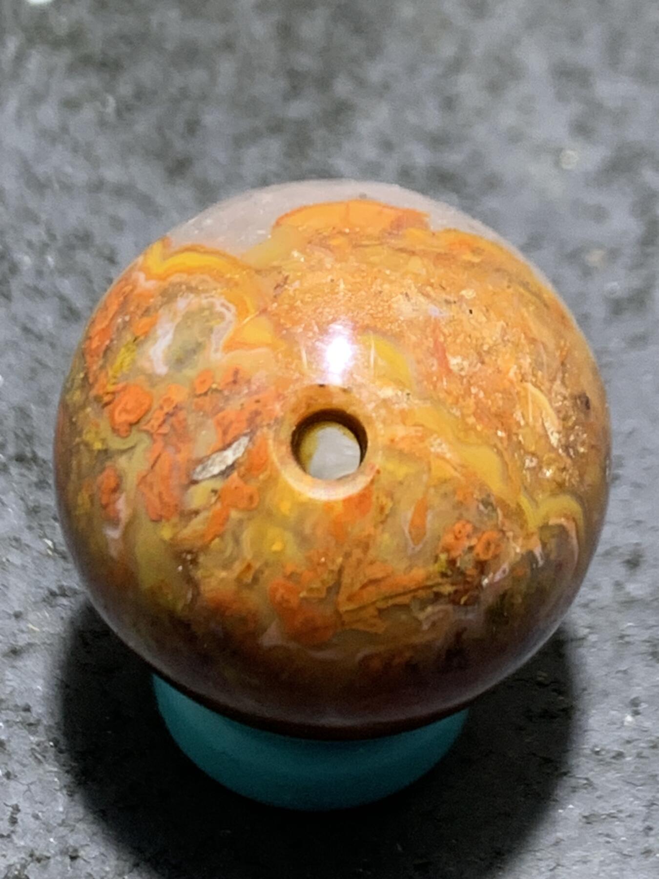 精美冰飘草花纹战国红玛瑙随形圆珠一颗！