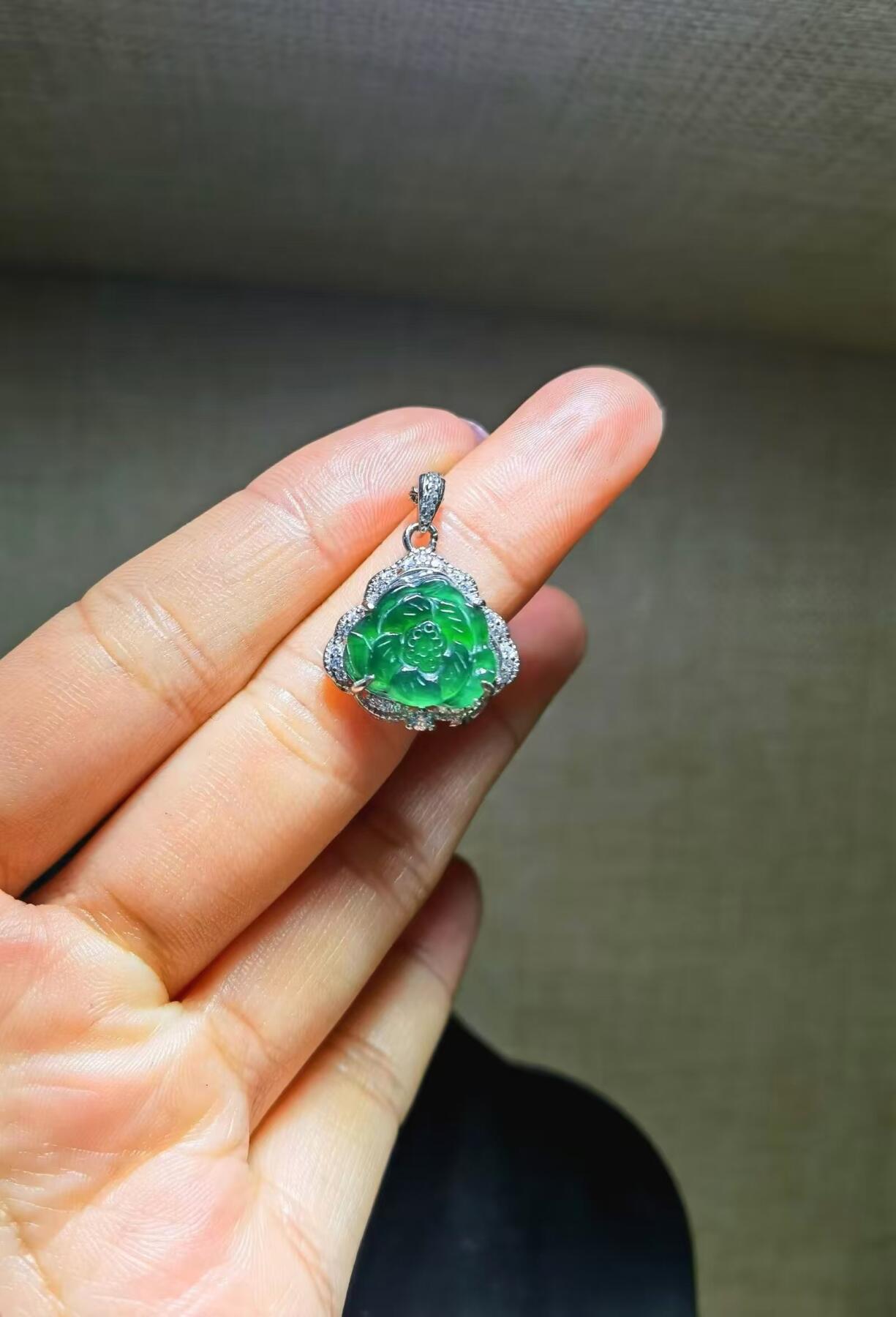 花开富贵吊坠宝髻琼瑶缀，仙衣翡翠裁。一枝长伴荔枝来。付与玉人和笑、插鸾钗。老辣绿花开富贵翠色饱满无杂质水润冰透可代镶金！
