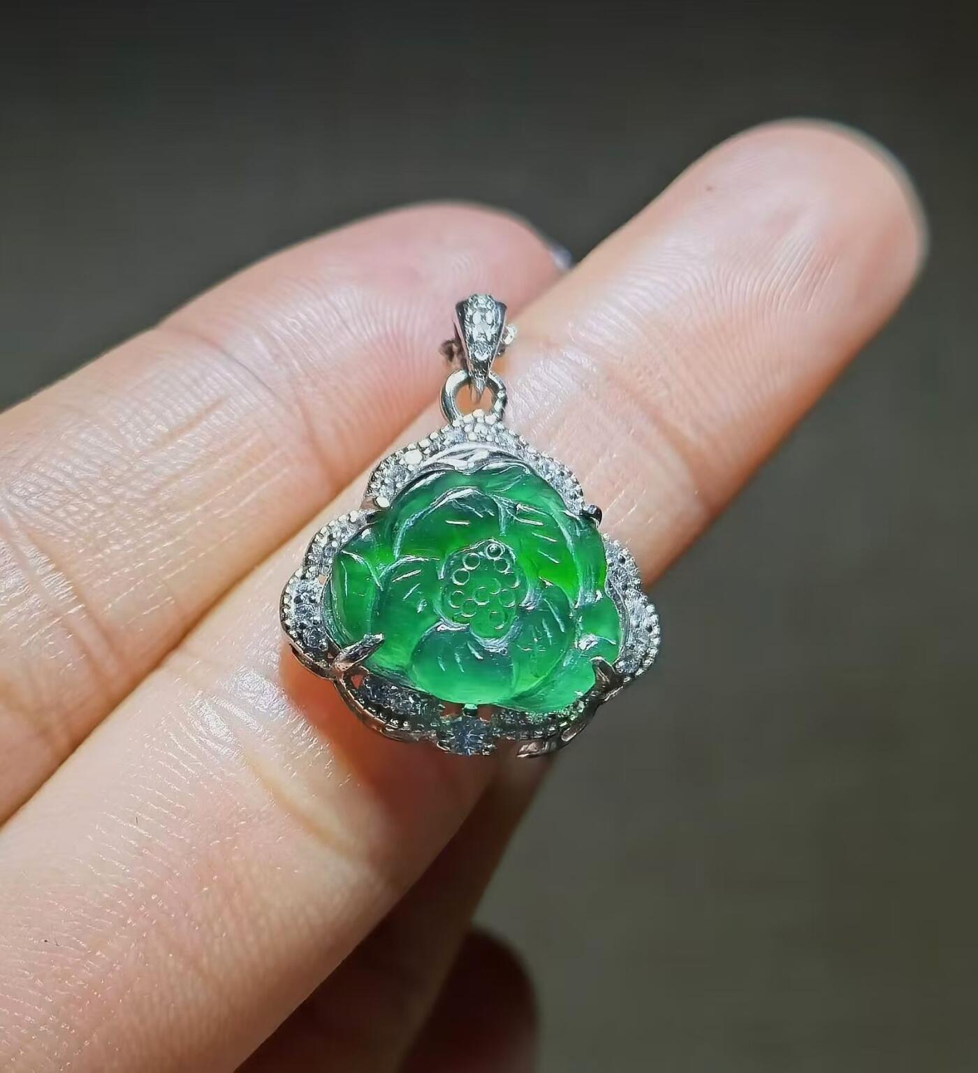 花开富贵吊坠宝髻琼瑶缀，仙衣翡翠裁。一枝长伴荔枝来。付与玉人和笑、插鸾钗。老辣绿花开富贵翠色饱满无杂质水润冰透可代镶金！
