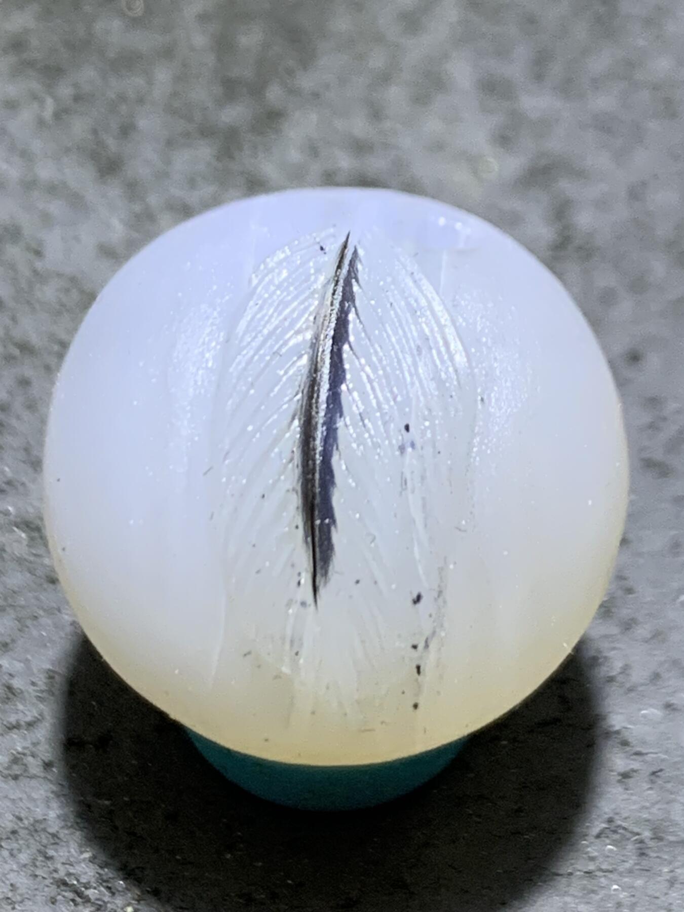 精美高玉化亚光海洋玉髓手工俏色巧雕羽毛2.0随形圆珠一个！