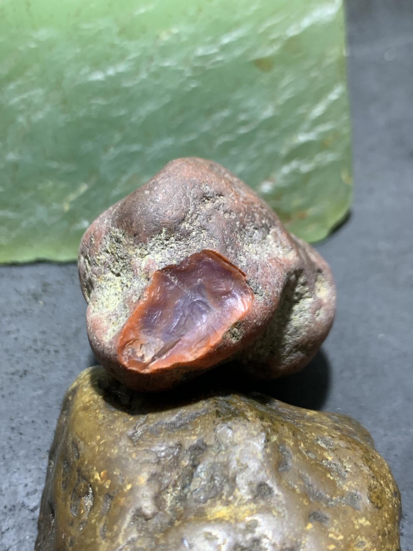 精美开窗帘紫罗兰，红皮南红玛瑙原石一颗，