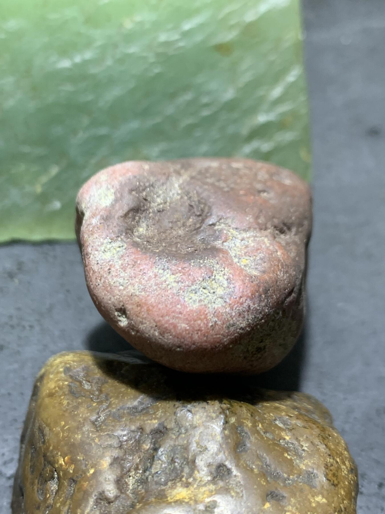 精美开窗帘紫罗兰，红皮南红玛瑙原石一颗，