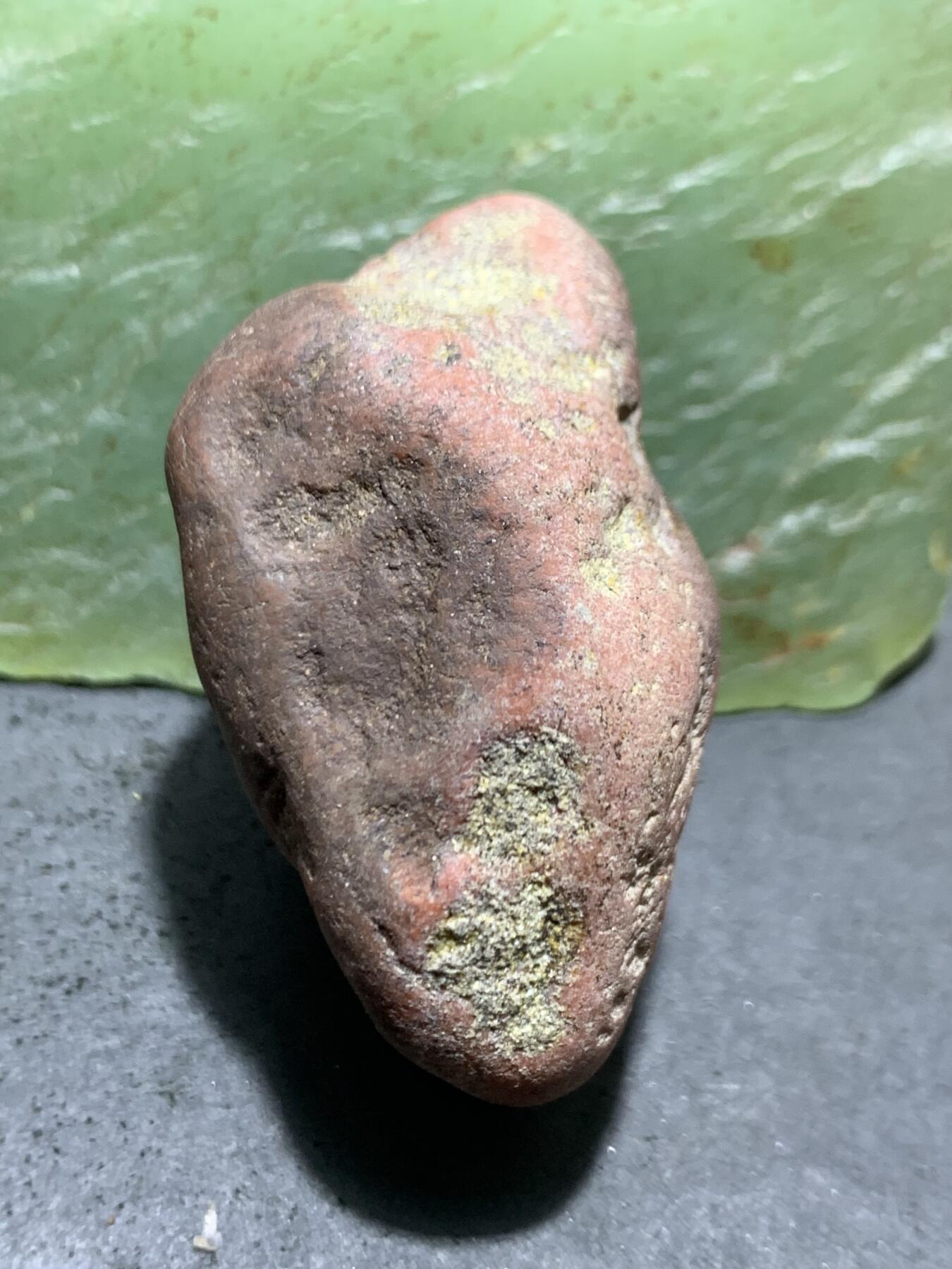 精美开窗帘紫罗兰，红皮南红玛瑙原石一颗，