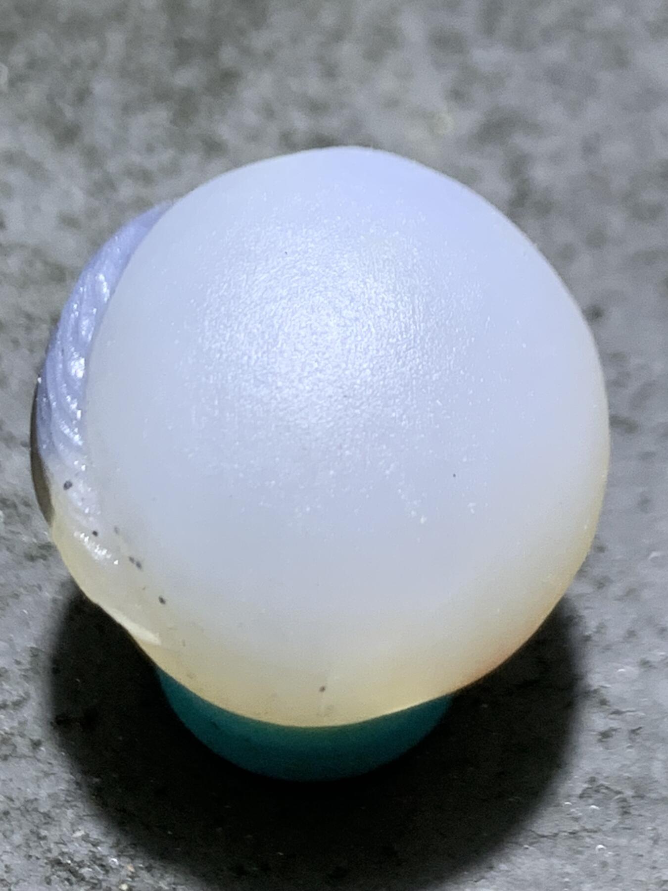 精美高玉化亚光海洋玉髓手工俏色巧雕羽毛2.0随形圆珠一个！