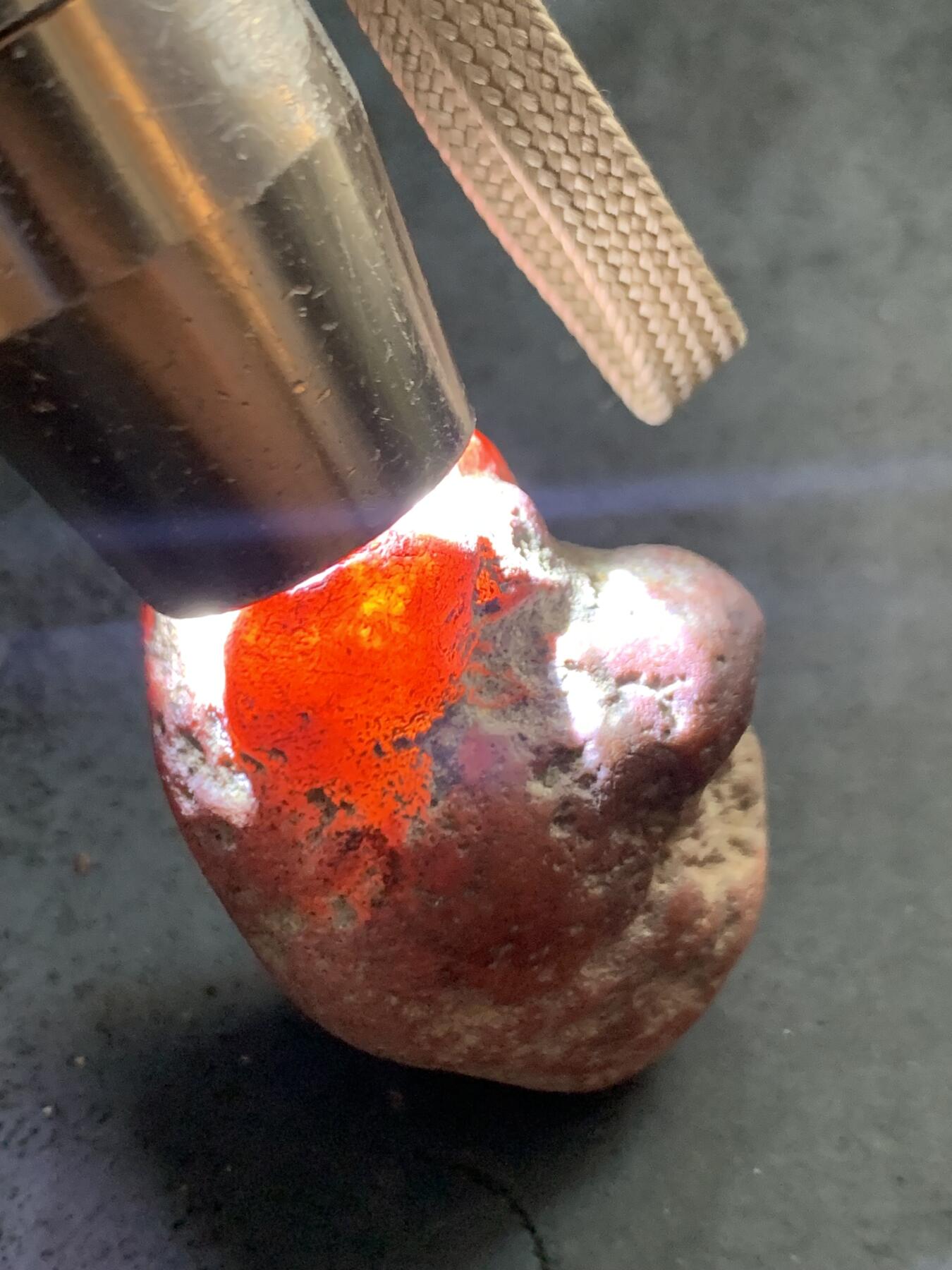 精美开窗帘紫罗兰，红皮南红玛瑙原石一颗，