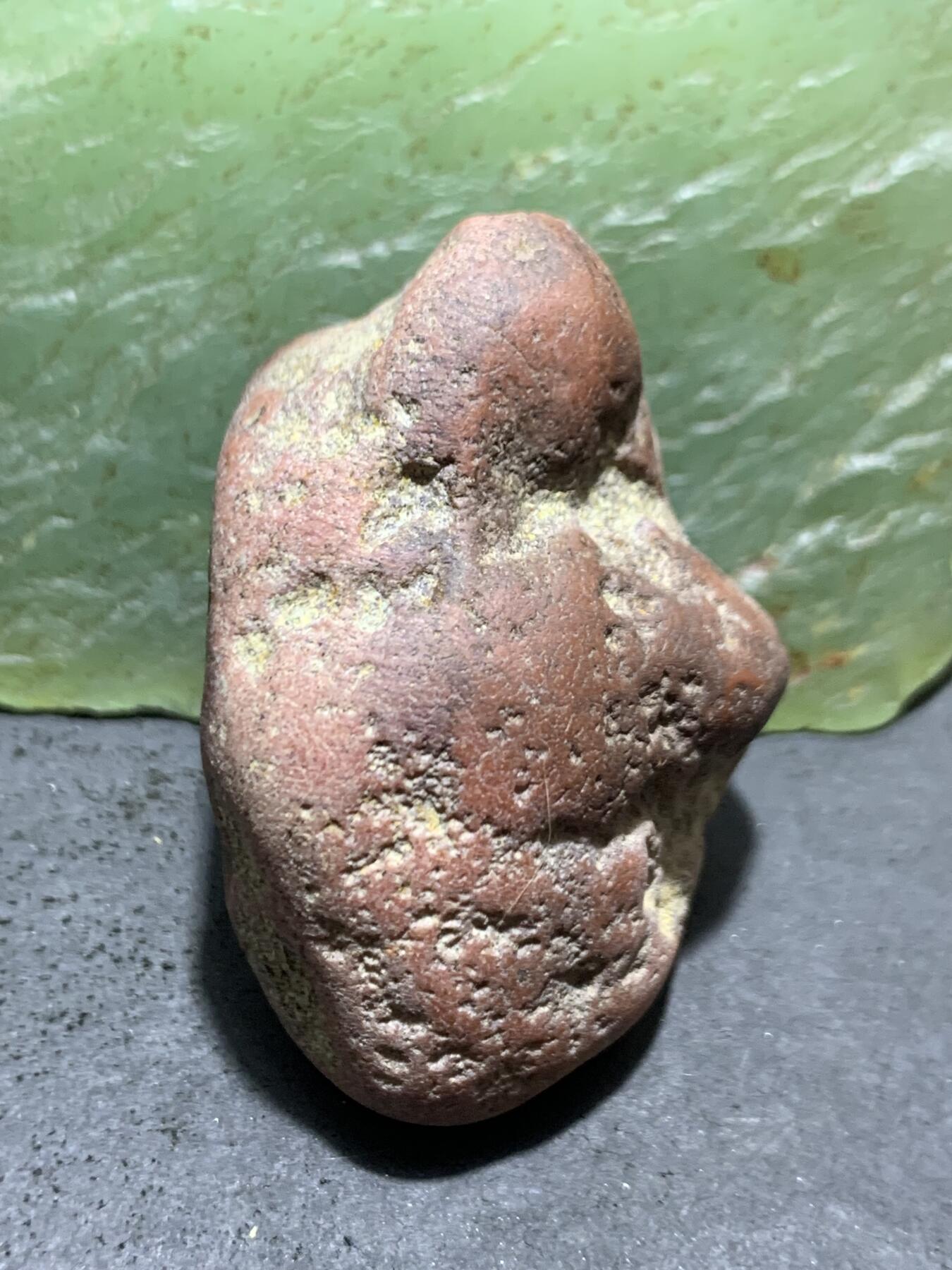 精美开窗帘紫罗兰，红皮南红玛瑙原石一颗，