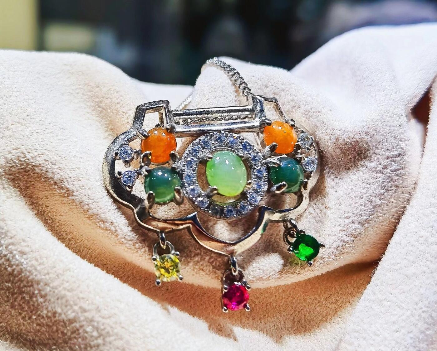 红翡绿翠富贵长命锁纯银镶嵌，馈赠最佳伴手礼尺寸:2.6*1.7cm