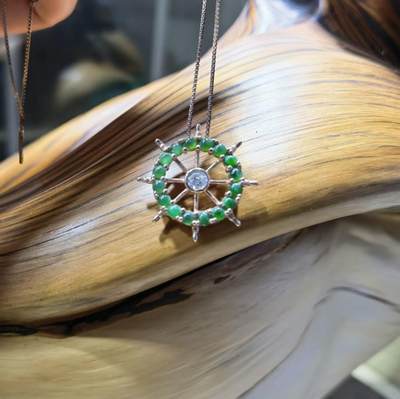 翡翠吊坠船舵翠色浓郁颗颗精选干净，银包金镶嵌愿我们的未来人生方向由自己掌舵尺寸:2.1cm - 翡翠吊坠船舵翠色浓郁颗颗精选干净，银包金镶嵌愿我们的未来人生方向由自己掌舵尺寸:2.1cm