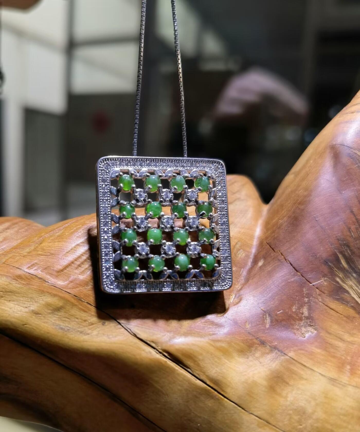 翡翠吊坠吊坠群镶翡翠吊坠颗颗精选翠色鲜艳尺寸2.2cm