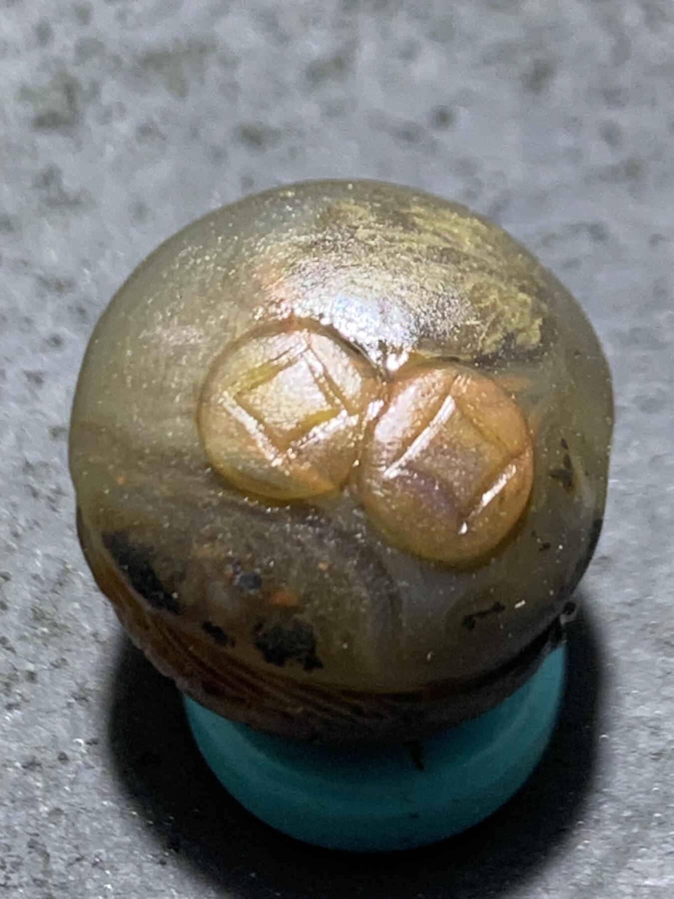 精美亚光冻料战国红玛瑙手工俏色巧雕钱币，鱼随形珠一个，