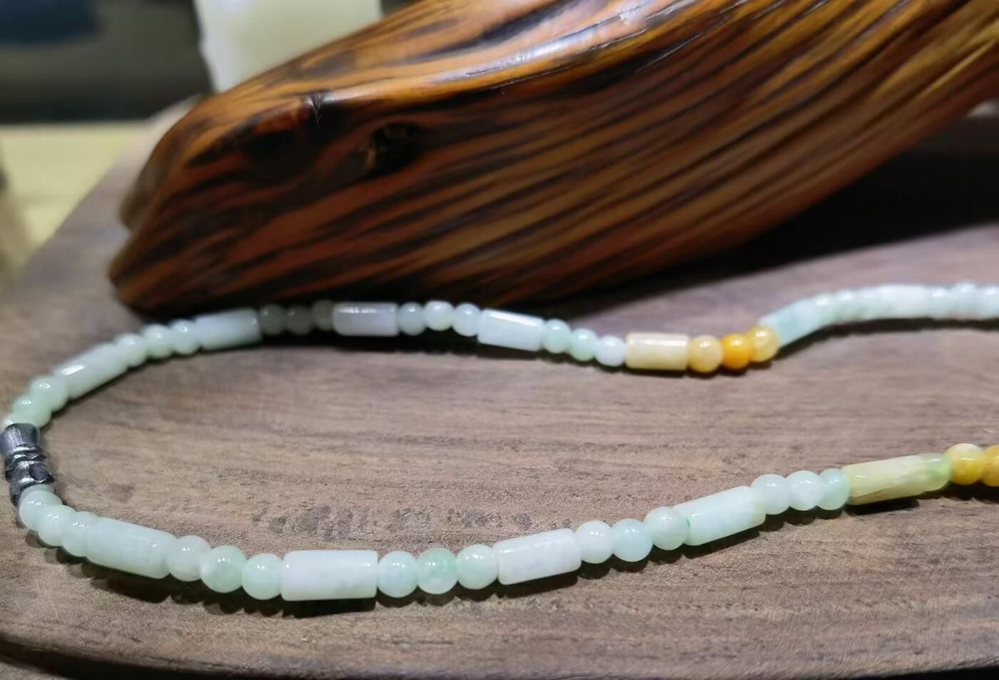 双色翡翠项链莺喧翡翠幕，柳覆郁金堂。舞蝶萦愁绪，繁花对靓妆。天然翡翠项链，温婉简约，尺寸：4mm
