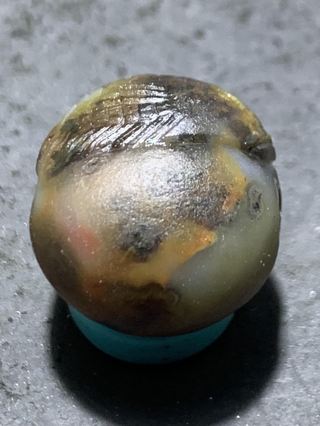 精美亚光冻料战国红玛瑙手工俏色巧雕钱币，鱼随形珠一个，