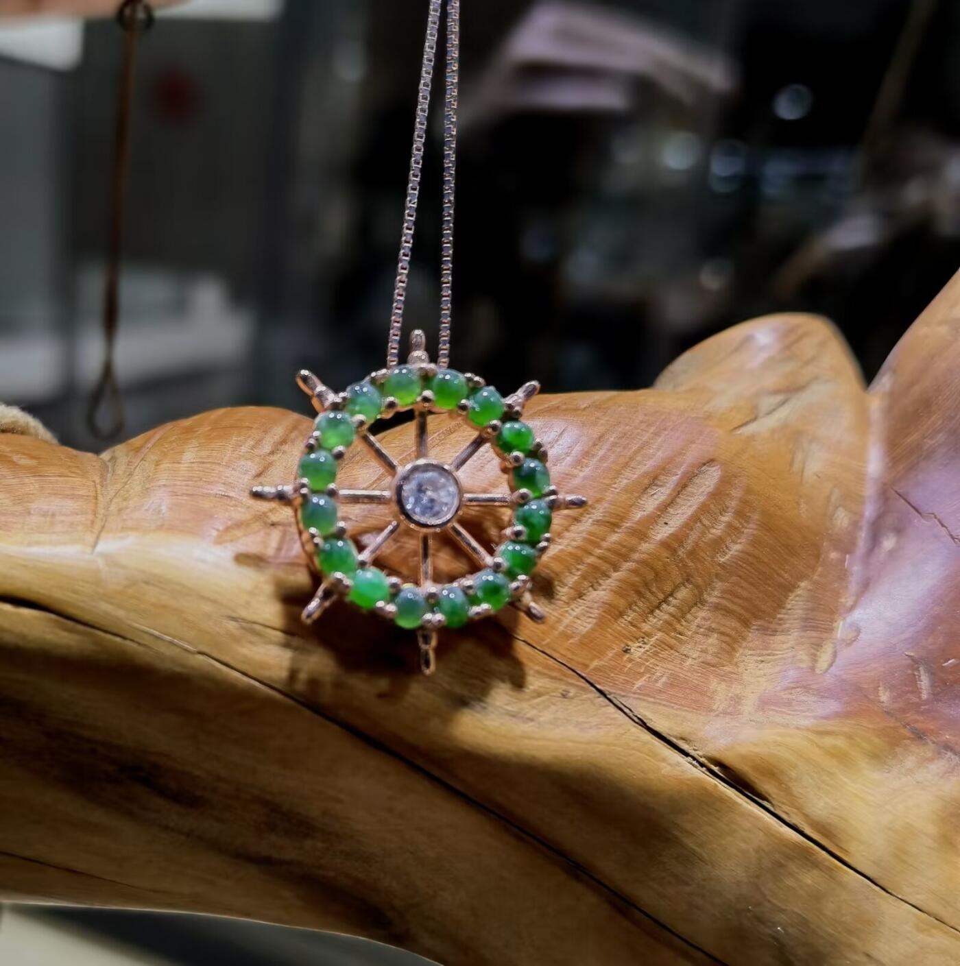 翡翠吊坠船舵翠色浓郁颗颗精选干净，银包金镶嵌愿我们的未来人生方向由自己掌舵尺寸:2.1cm