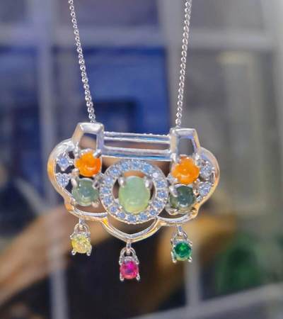 红翡绿翠富贵长命锁纯银镶嵌，馈赠最佳伴手礼尺寸:2.6*1.7cm 红翡绿翠富贵长命锁纯银镶嵌，馈赠最佳伴手礼尺寸:2.6*1.7cm