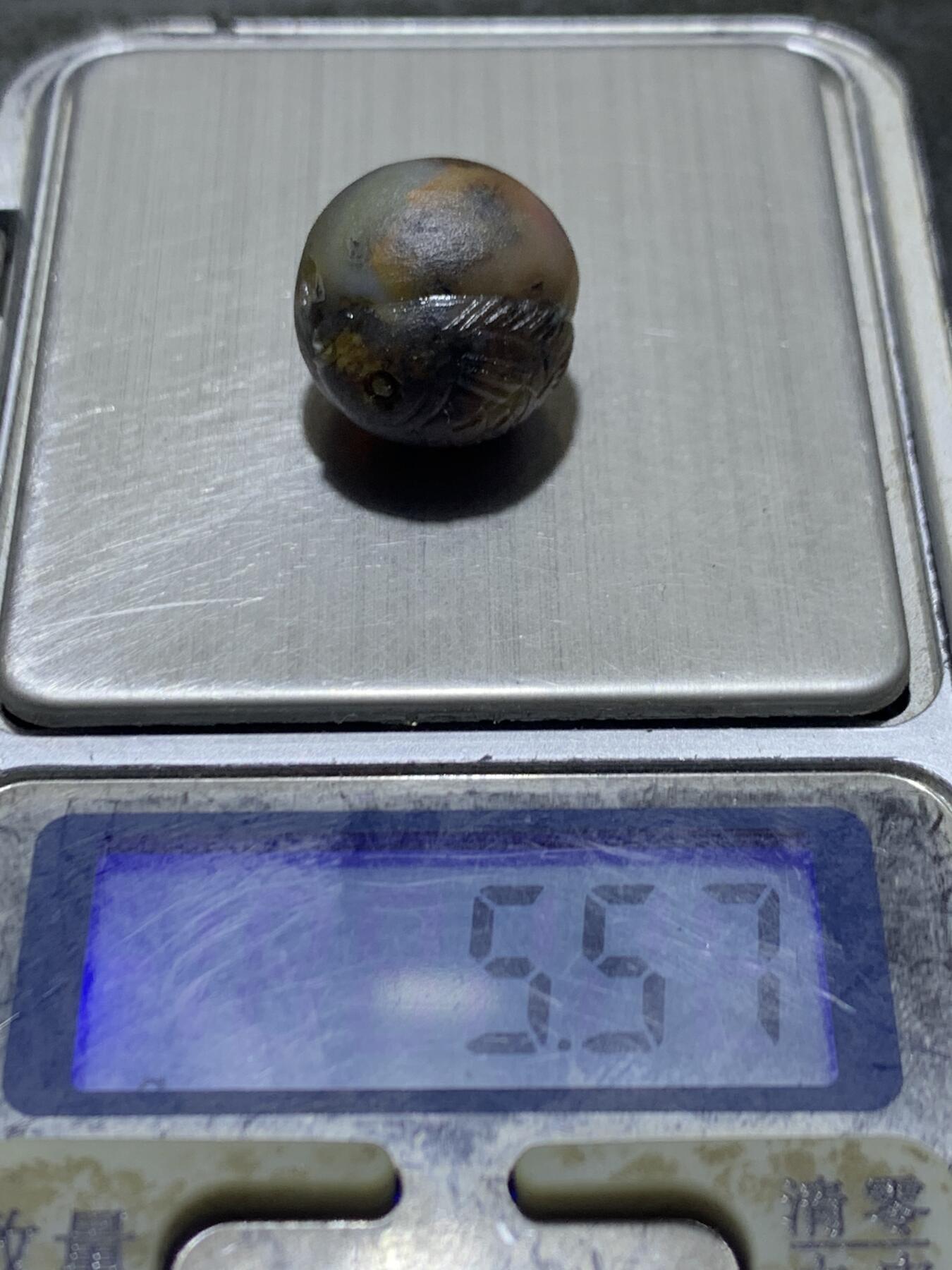 精美亚光冻料战国红玛瑙手工俏色巧雕钱币，鱼随形珠一个，