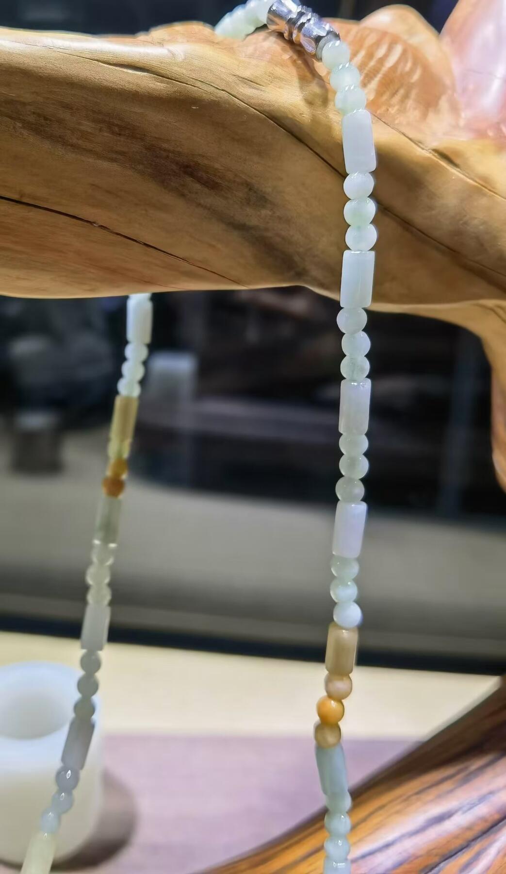 双色翡翠项链莺喧翡翠幕，柳覆郁金堂。舞蝶萦愁绪，繁花对靓妆。天然翡翠项链，温婉简约，尺寸：4mm