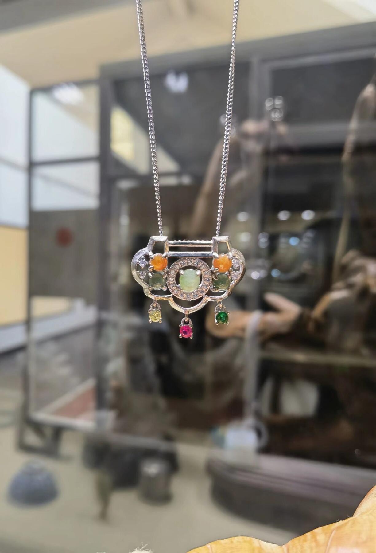 红翡绿翠富贵长命锁纯银镶嵌，馈赠最佳伴手礼尺寸:2.6*1.7cm