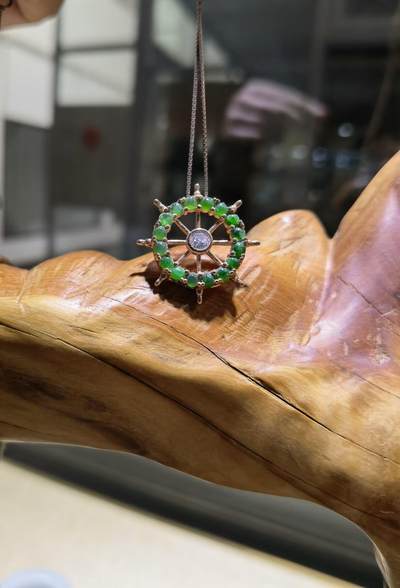 翡翠吊坠船舵翠色浓郁颗颗精选干净，银包金镶嵌愿我们的未来人生方向由自己掌舵尺寸:2.1cm 翡翠吊坠船舵翠色浓郁颗颗精选干净，银包金镶嵌愿我们的未来人生方向由自己掌舵尺寸:2.1cm