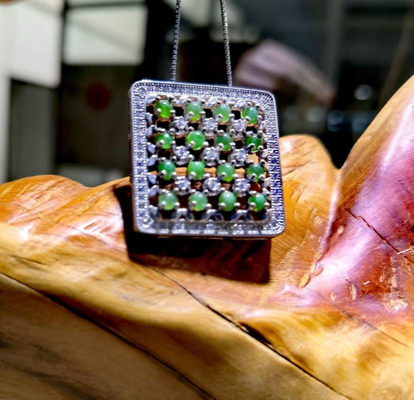 翡翠吊坠吊坠群镶翡翠吊坠颗颗精选翠色鲜艳尺寸2.2cm