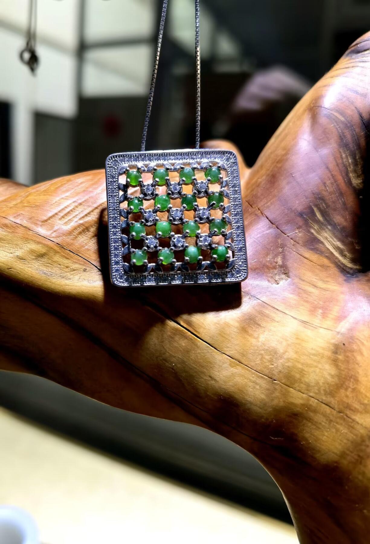 翡翠吊坠吊坠群镶翡翠吊坠颗颗精选翠色鲜艳尺寸2.2cm