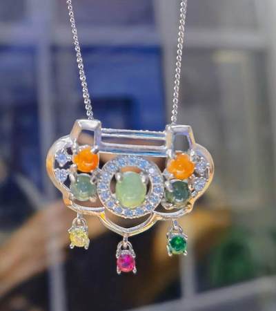 红翡绿翠富贵长命锁纯银镶嵌，馈赠最佳伴手礼尺寸:2.6*1.7cm 红翡绿翠富贵长命锁纯银镶嵌，馈赠最佳伴手礼尺寸:2.6*1.7cm