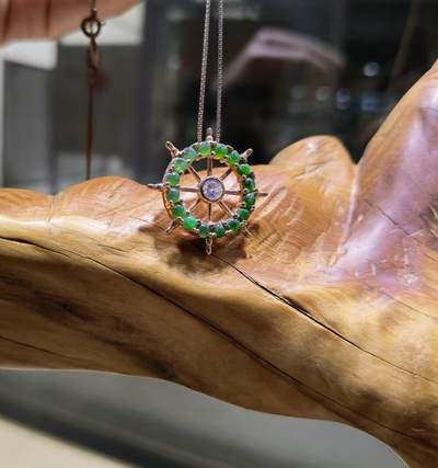 翡翠吊坠船舵翠色浓郁颗颗精选干净，银包金镶嵌愿我们的未来人生方向由自己掌舵尺寸:2.1cm 翡翠吊坠船舵翠色浓郁颗颗精选干净，银包金镶嵌愿我们的未来人生方向由自己掌舵尺寸:2.1cm