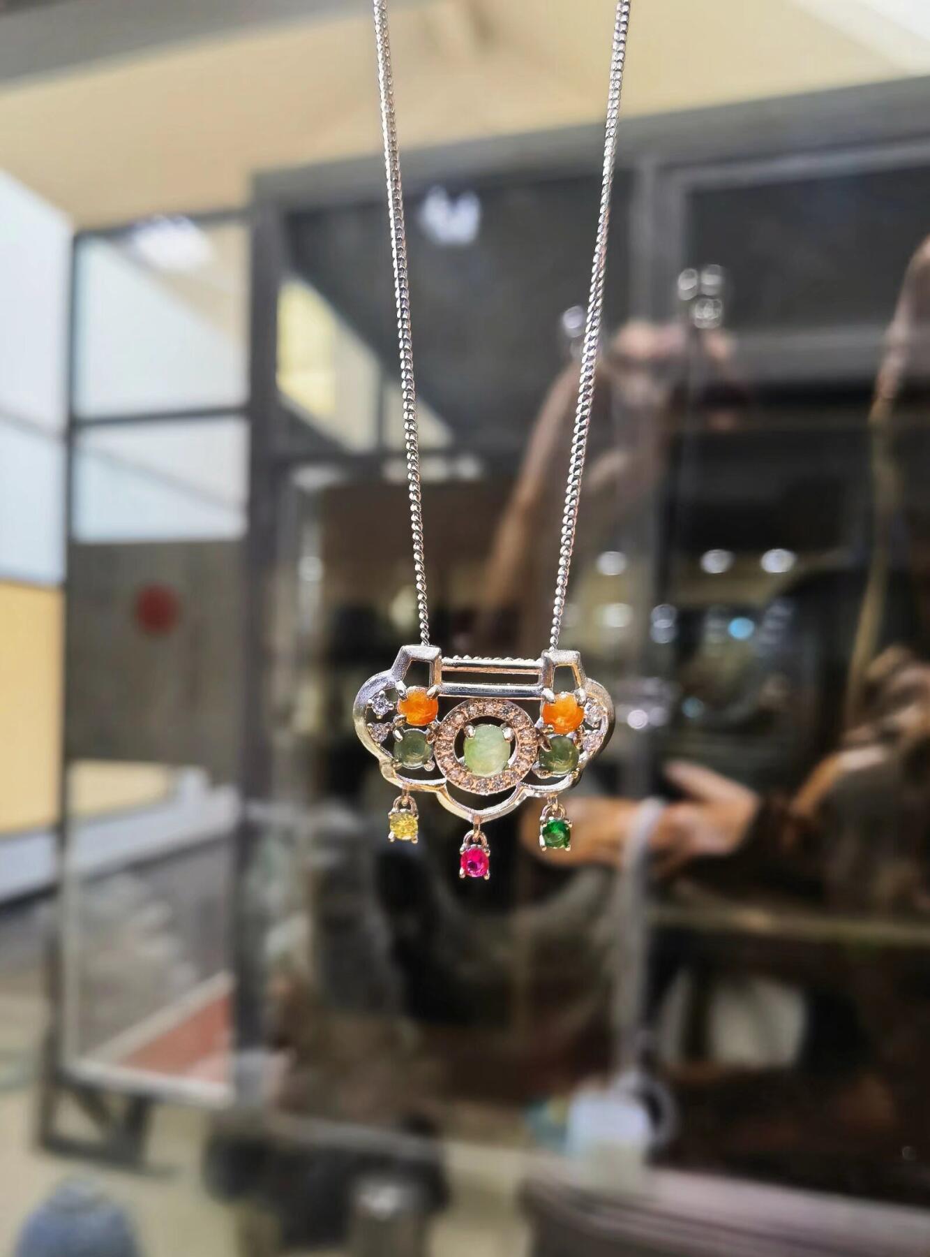 红翡绿翠富贵长命锁纯银镶嵌，馈赠最佳伴手礼尺寸:2.6*1.7cm