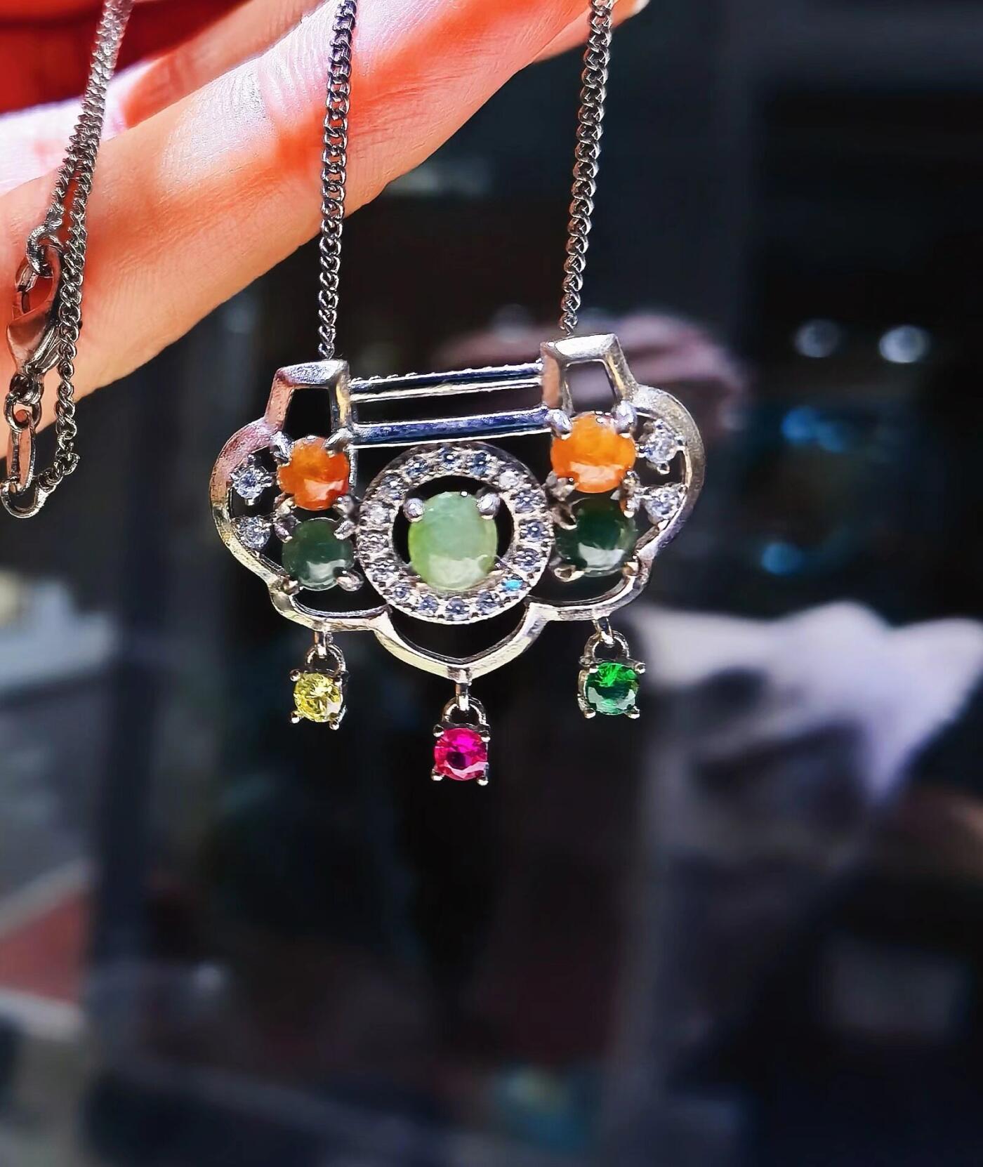 红翡绿翠富贵长命锁纯银镶嵌，馈赠最佳伴手礼尺寸:2.6*1.7cm