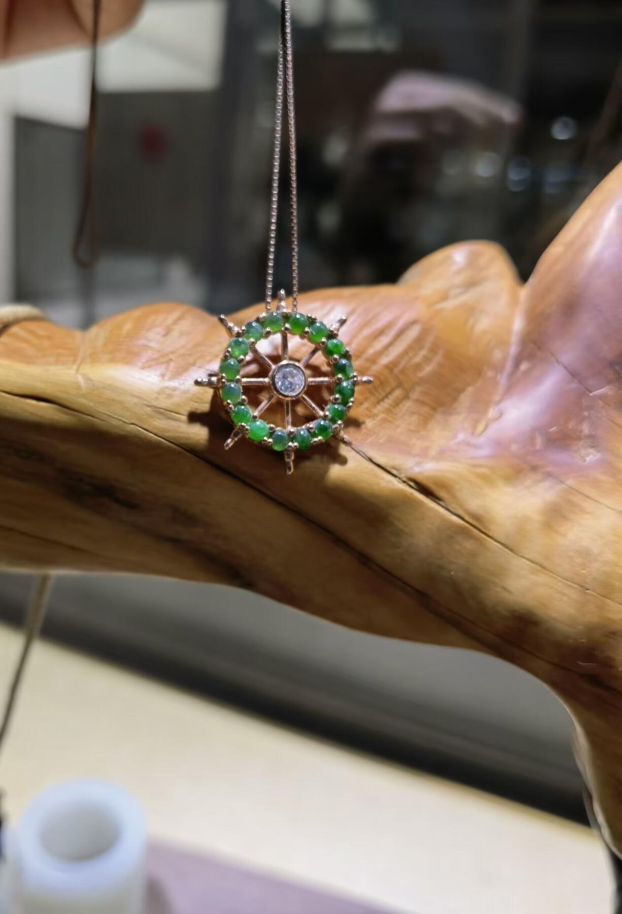 翡翠吊坠船舵翠色浓郁颗颗精选干净，银包金镶嵌愿我们的未来人生方向由自己掌舵尺寸:2.1cm