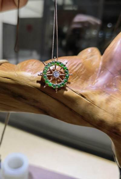 翡翠吊坠船舵翠色浓郁颗颗精选干净，银包金镶嵌愿我们的未来人生方向由自己掌舵尺寸:2.1cm 翡翠吊坠船舵翠色浓郁颗颗精选干净，银包金镶嵌愿我们的未来人生方向由自己掌舵尺寸:2.1cm