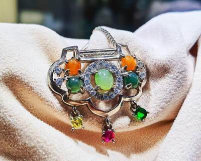 红翡绿翠富贵长命锁纯银镶嵌，馈赠最佳伴手礼尺寸:2.6*1.7cm 红翡绿翠富贵长命锁纯银镶嵌，馈赠最佳伴手礼尺寸:2.6*1.7cm