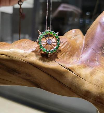 翡翠吊坠船舵翠色浓郁颗颗精选干净，银包金镶嵌愿我们的未来人生方向由自己掌舵尺寸:2.1cm 翡翠吊坠船舵翠色浓郁颗颗精选干净，银包金镶嵌愿我们的未来人生方向由自己掌舵尺寸:2.1cm