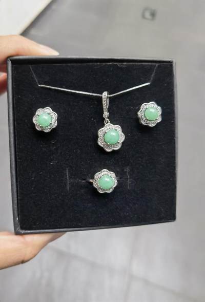 翡翠果绿套装纯天然A货翡翠套装，戒指耳钉项链，清新果绿，干净无杂质，纯银镶嵌。配送精美礼盒。 - 翡翠果绿套装纯天然A货翡翠套装，戒指耳钉项链，清新果绿，干净无杂质，纯银镶嵌。配送精美礼盒。