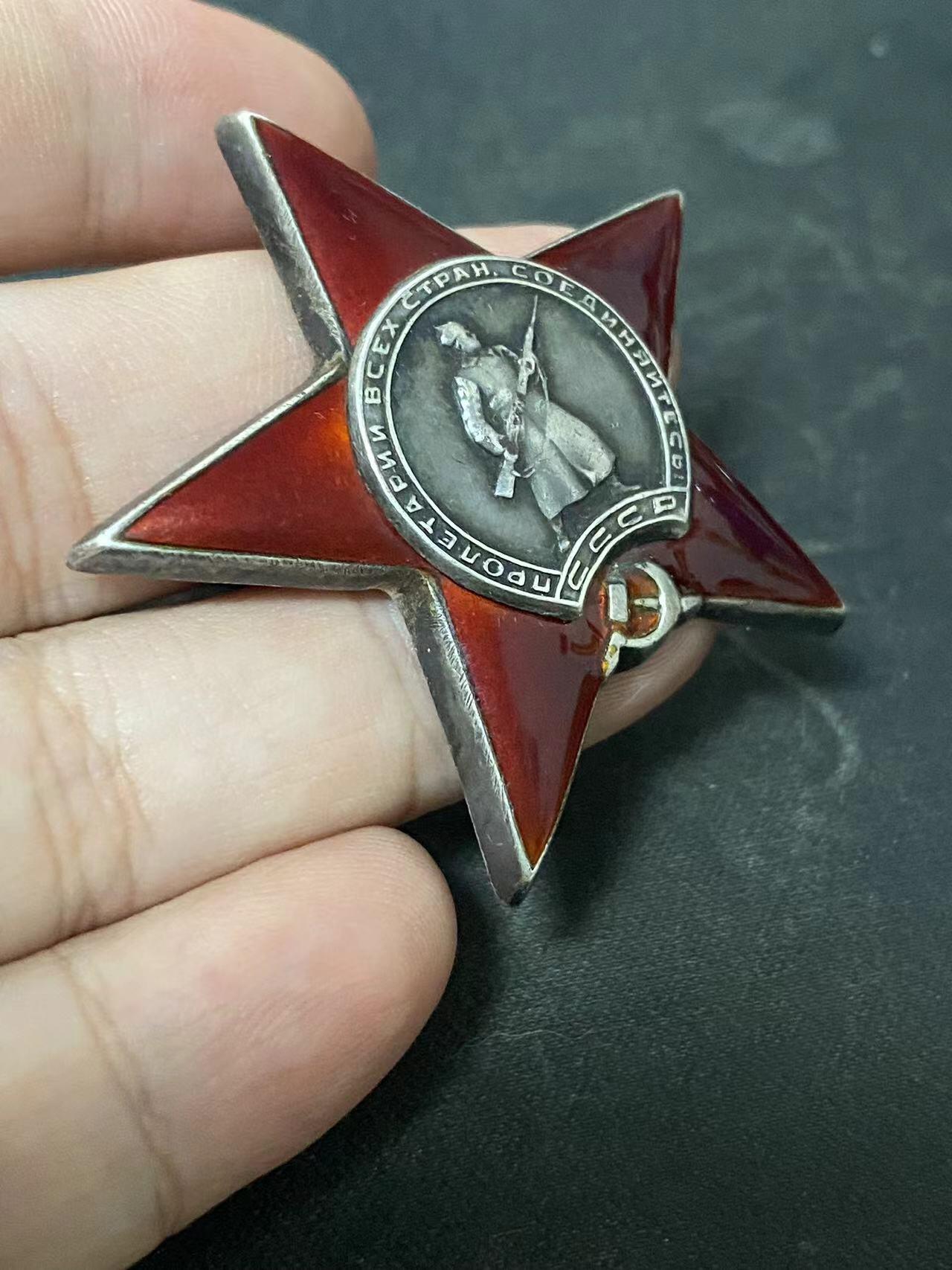 苏联勋章奖章拍卖10月6日晚上九点结束在麦稀奇 有佣金 苏联二战红星 1177032 好品 无磕碰 比较早期的号码 轻微佩戴 Загорулько Иван Григорьевич 451步兵团军需修配所军械技工 战斗中修理军械。特别稀有的兵种。