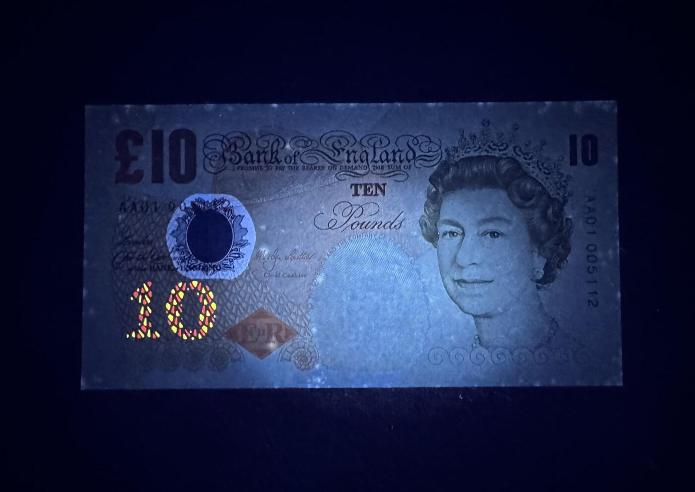 收藏联盟Quantum Auction 第379期拍卖  英国2000年10镑首发AA01冠千位号  品相UNC-  号码无347  达尔文