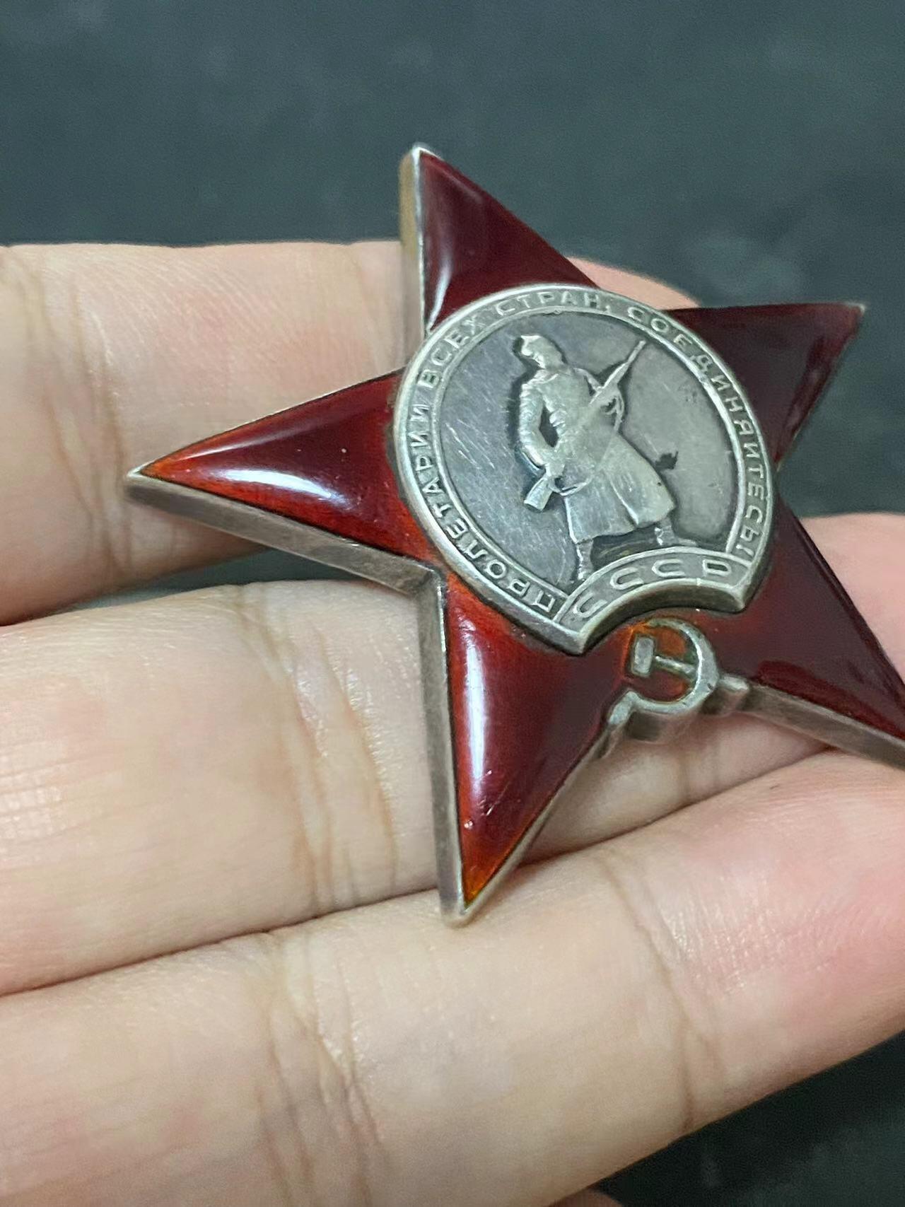 苏联勋章奖章拍卖10月6日晚上九点结束在麦稀奇 有佣金 苏联红星勋章 2821846 好品 右角有不少划痕 无磕碰 佩戴痕迹 Колбасов Иван Семенович 近卫红旗步兵师161步兵团列兵 参加了保卫列宁格勒 多次负伤 申请二级为国 获得红星 