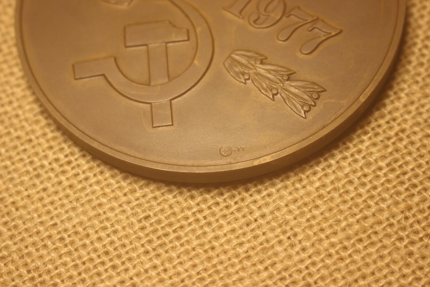 2024.9.27苏日主题拍卖 克格勃成立六十周年纪念大铜章，尺寸巨大，库存品相，附原盒
