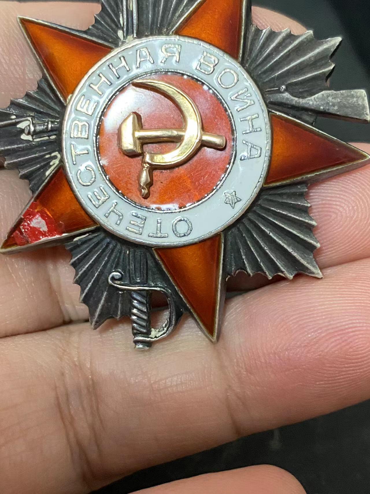 苏联勋章奖章拍卖10月6日晚上九点结束在麦稀奇 有佣金 苏联二战二级为国勋章 851611 左边角有磕碰 党徽有点变形 但是铆钉未开 是原配金质党徽 其他状态都很好 Бровин Александр Михайлович 新西伯利亚空军飞行员学校航空中队指挥员作战训练助理  42年在西南方面君负伤后担任在第2航空团第2航空中队作战体能教员 长得特别像彦祖。。。