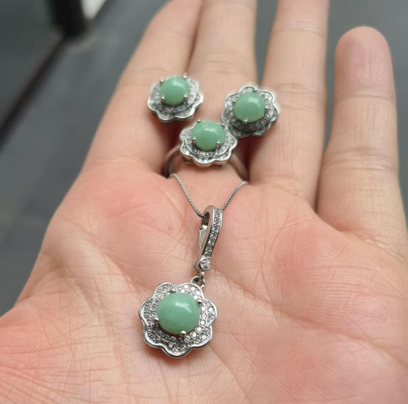 翡翠果绿套装纯天然A货翡翠套装，戒指耳钉项链，清新果绿，干净无杂质，纯银镶嵌。配送精美礼盒。