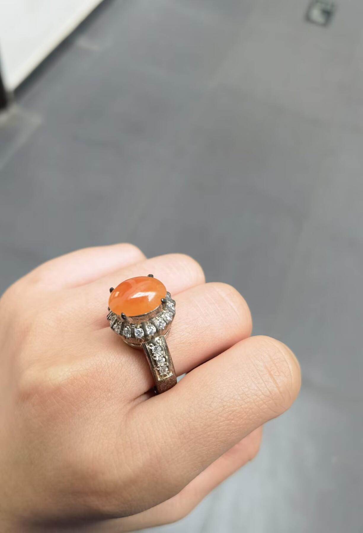 天然A货黄翡女戒，镶嵌可忽略不计，裸石10*12，干净清爽冰透水润。可代镶嵌！