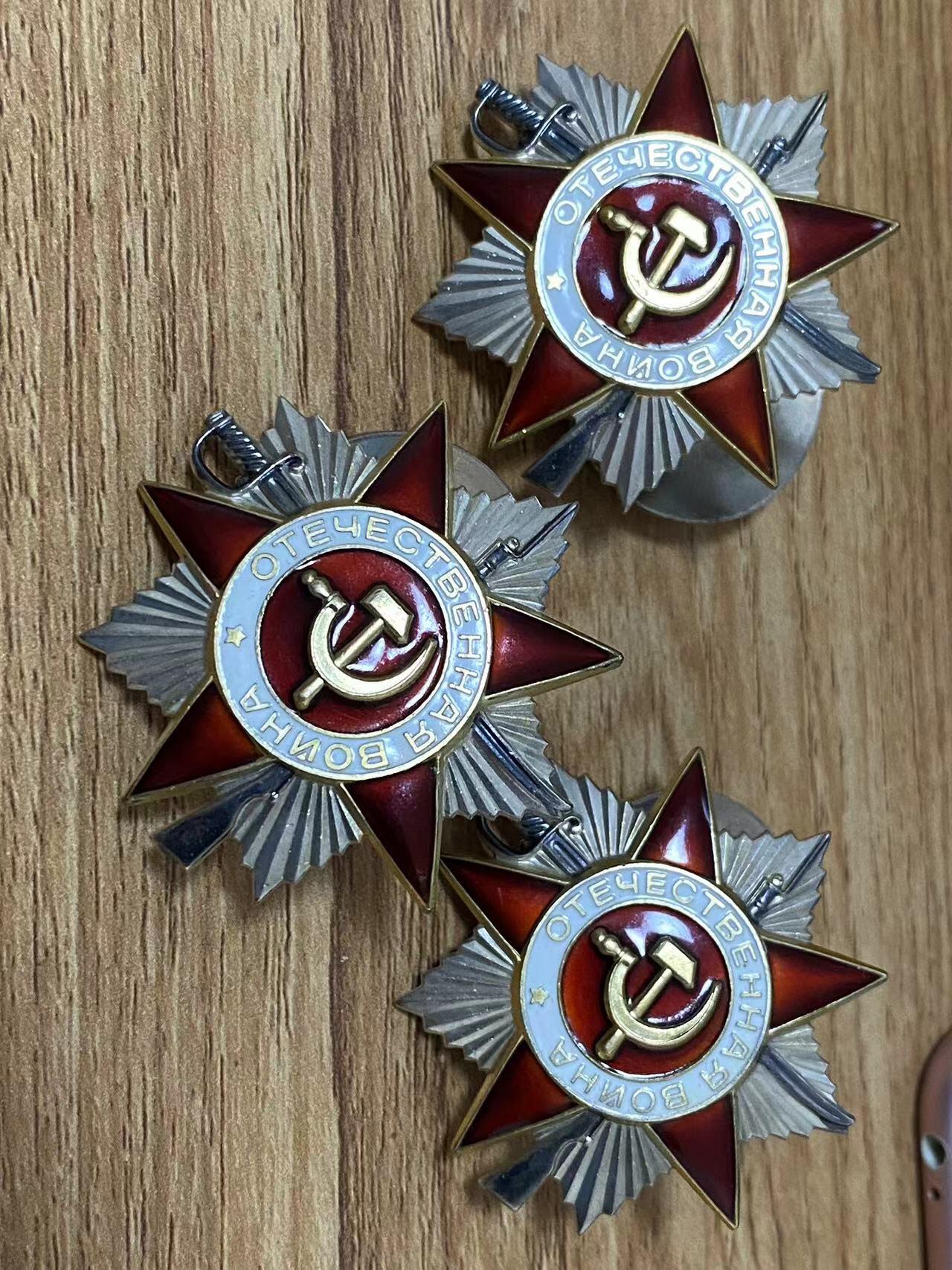 苏联勋章奖章拍卖10月6日晚上九点结束在麦稀奇 有佣金 苏联二级卫国85版 三连号！6532555--6532556----6532557品相都极品 背后镀层都完好 基本上号段尾部了。号码也都非常好还有个555 。收藏佳品。